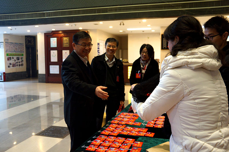 2017.1.6政协委员报到图片 (9).jpg 2017.1.6政协委员报到图片 (9).jpg