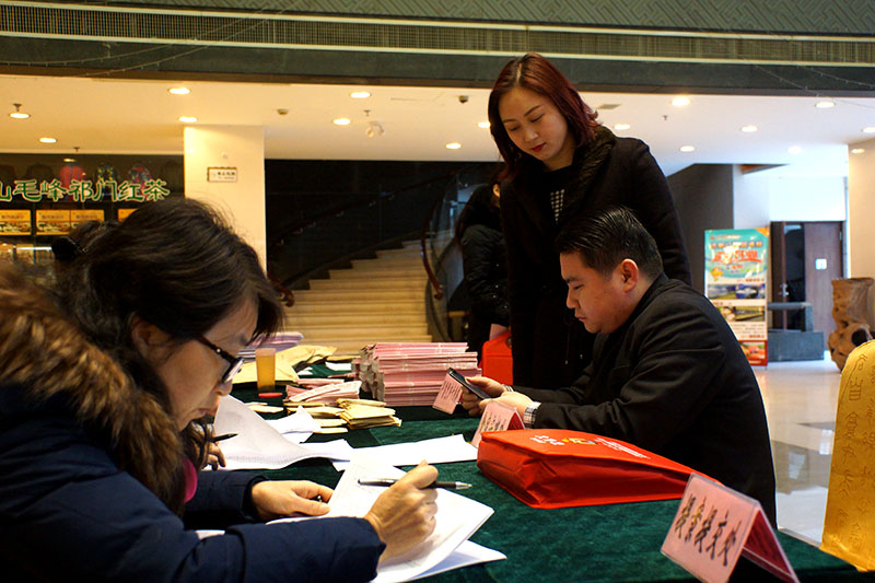 2017.1.6政协委员报到图片 (19).jpg 2017.1.6政协委员报到图片 (19).jpg