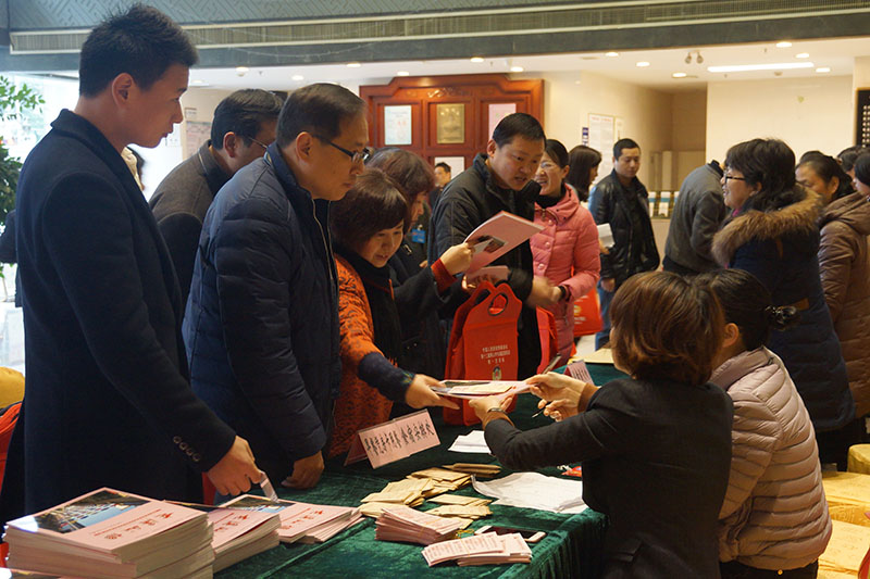 2017.1.6政协委员报到图片 (42).jpg 2017.1.6政协委员报到图片 (42).jpg