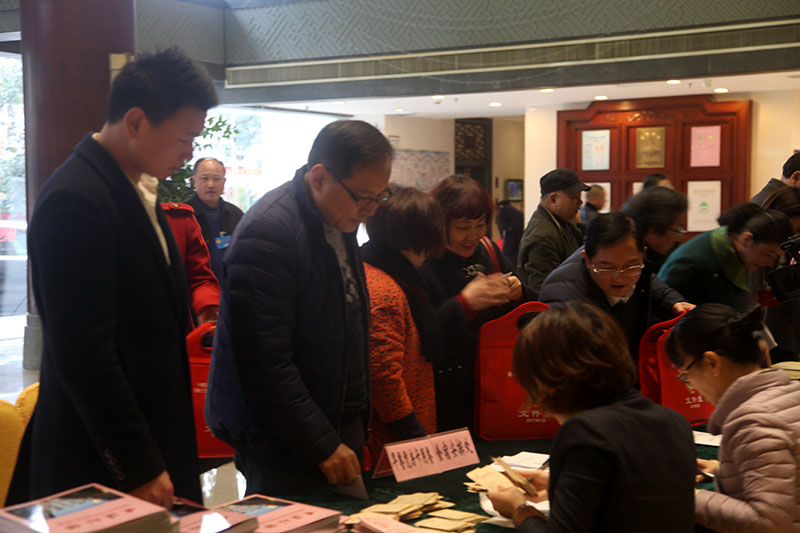 2017.1.6政协委员报到图片 (110).jpg 2017.1.6政协委员报到图片 (110).jpg